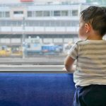 電車の車窓と子ども