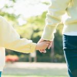 手をつなぐ親子