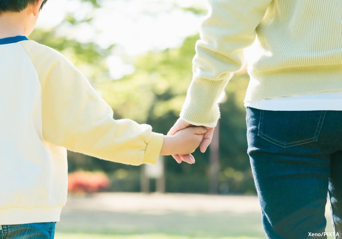 手をつなぐ親子