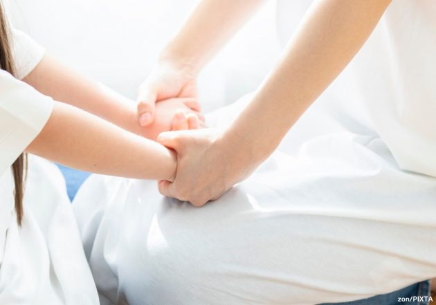 親子で手を取り合って