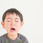 泣く男の子