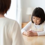 親に叱られる子ども