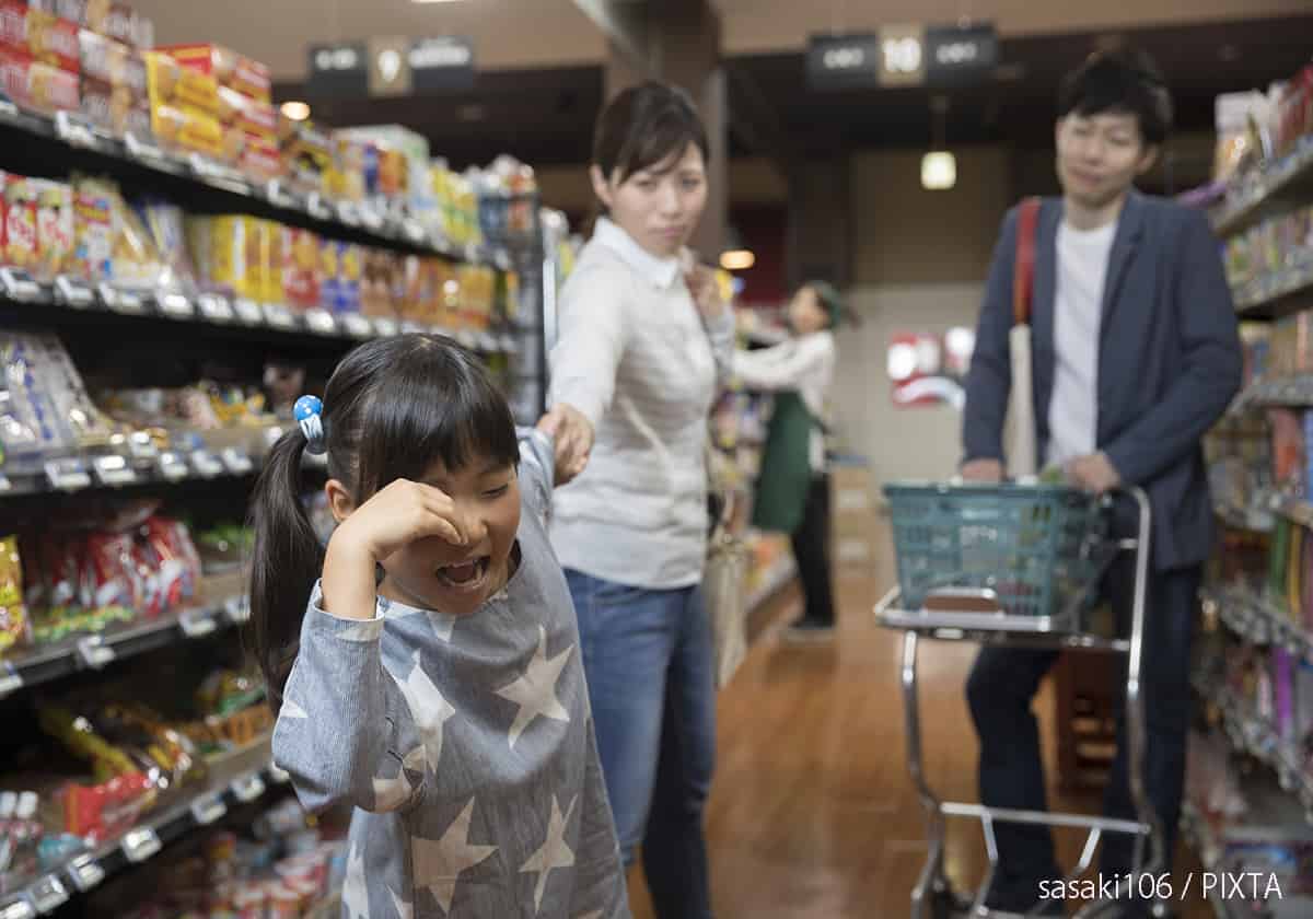 叱られて泣く女の子