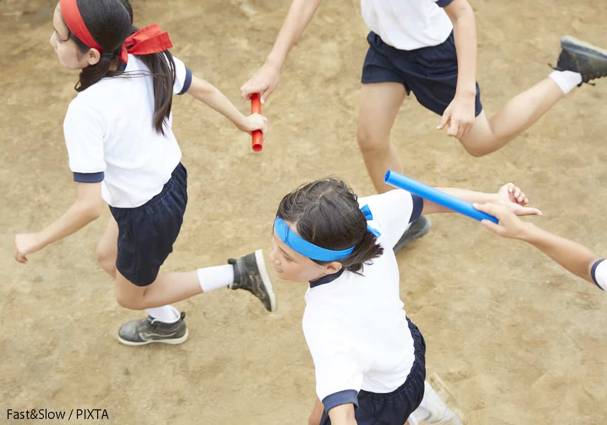 リレーをする子ども
