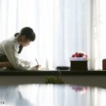 一人で勉強する子