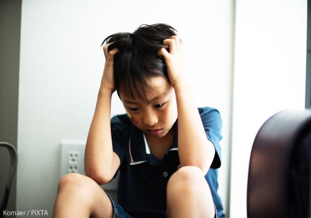 頭を抱える男の子