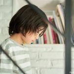 うつむく男の子