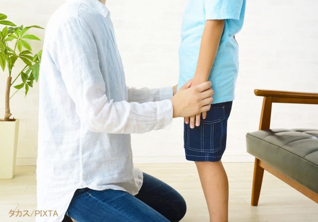 男の子に注意する親