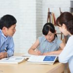 勉強する小学生と親