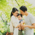 子どもを抱く両親