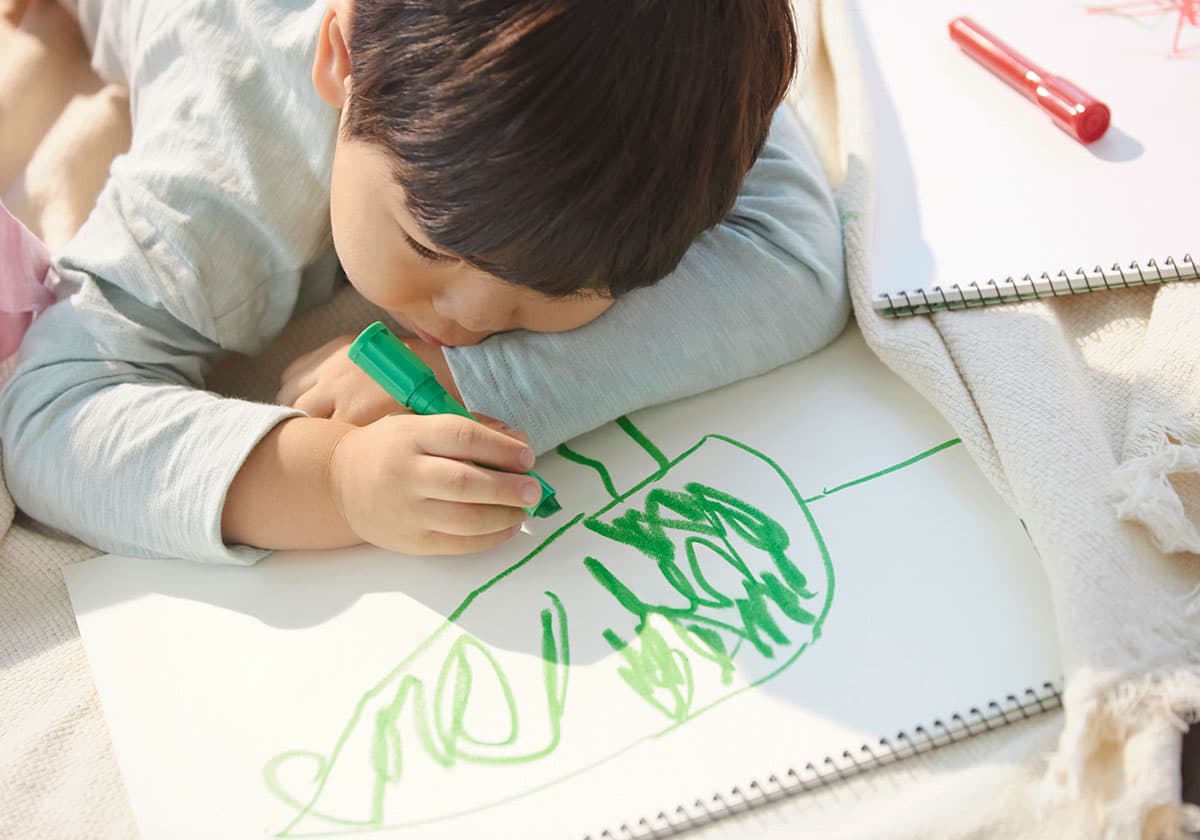 絵を描く子ども