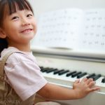 鍵盤を弾く子ども