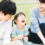 笑顔の子どもと親