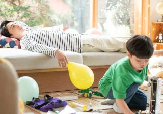 床に絵を描く、ティッシュを引き出す…子どものイタズラに隠された真意とは?