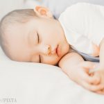眠る赤ちゃん