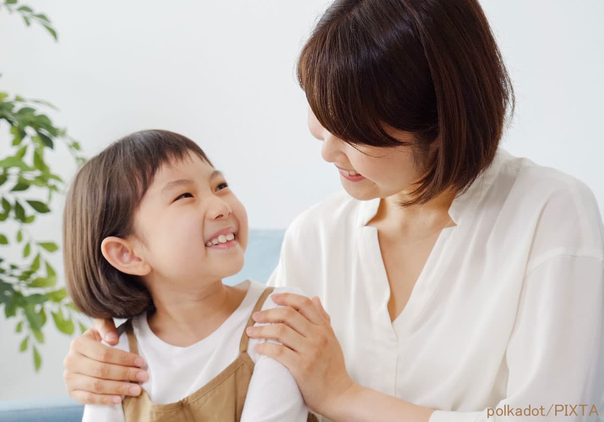 微笑みあう親子