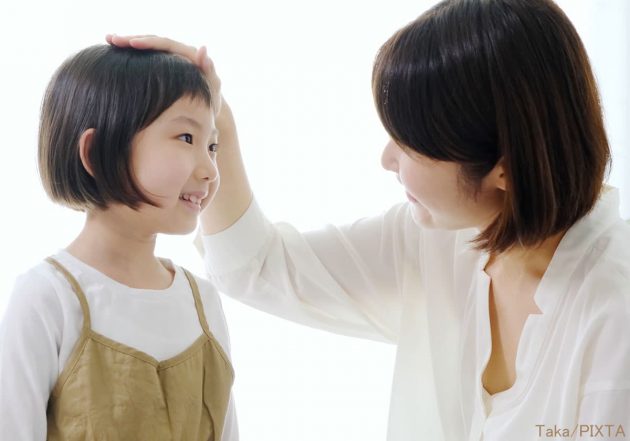 ママに褒められる女の子