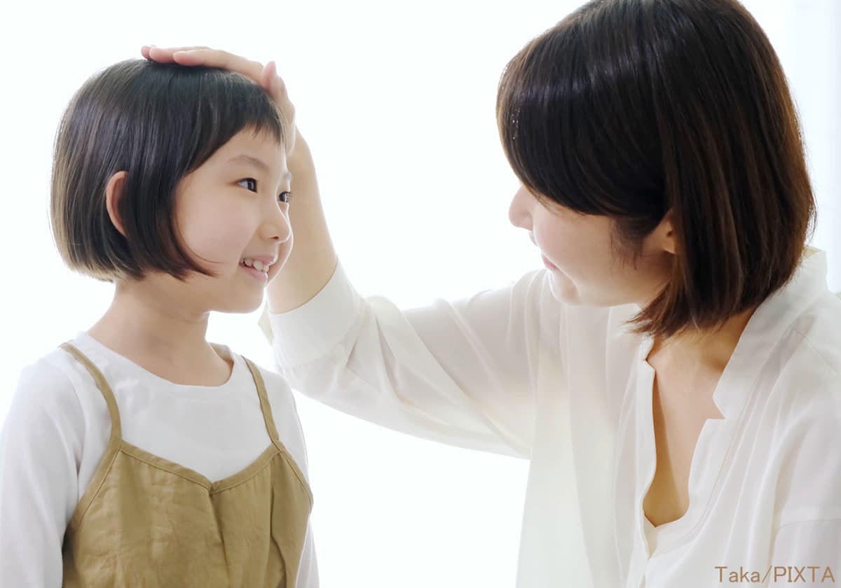 子どもにやさしく語りかける親