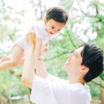 高い高いする親子
