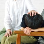 子どもを慰める親