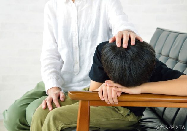 子どもを慰める親