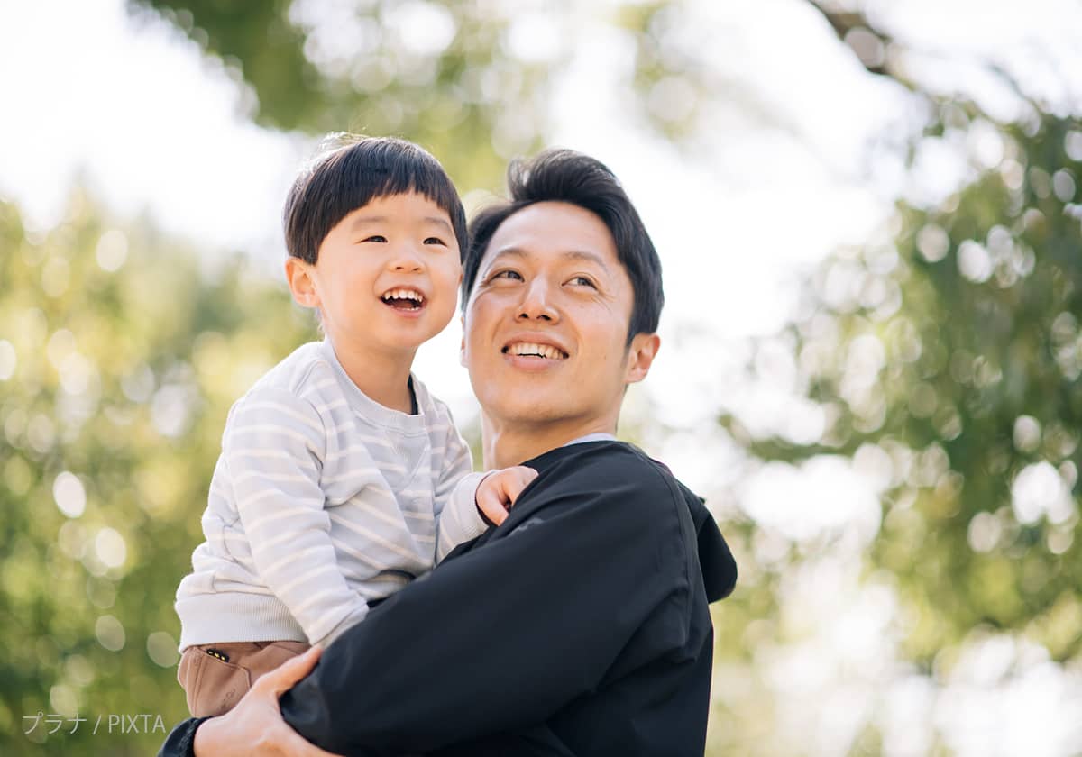 抱っこされる子ども