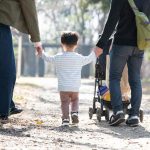 手をつなぐ親子