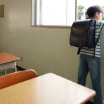 外をみる小学生の男の子