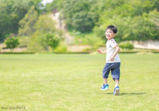自閉症の息子と隠れるのが得意なパパ　かくれんぼの結末で気づいた親の本音とは？【うちのアサトくん第25話】