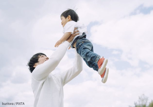 高い高いをする父と子