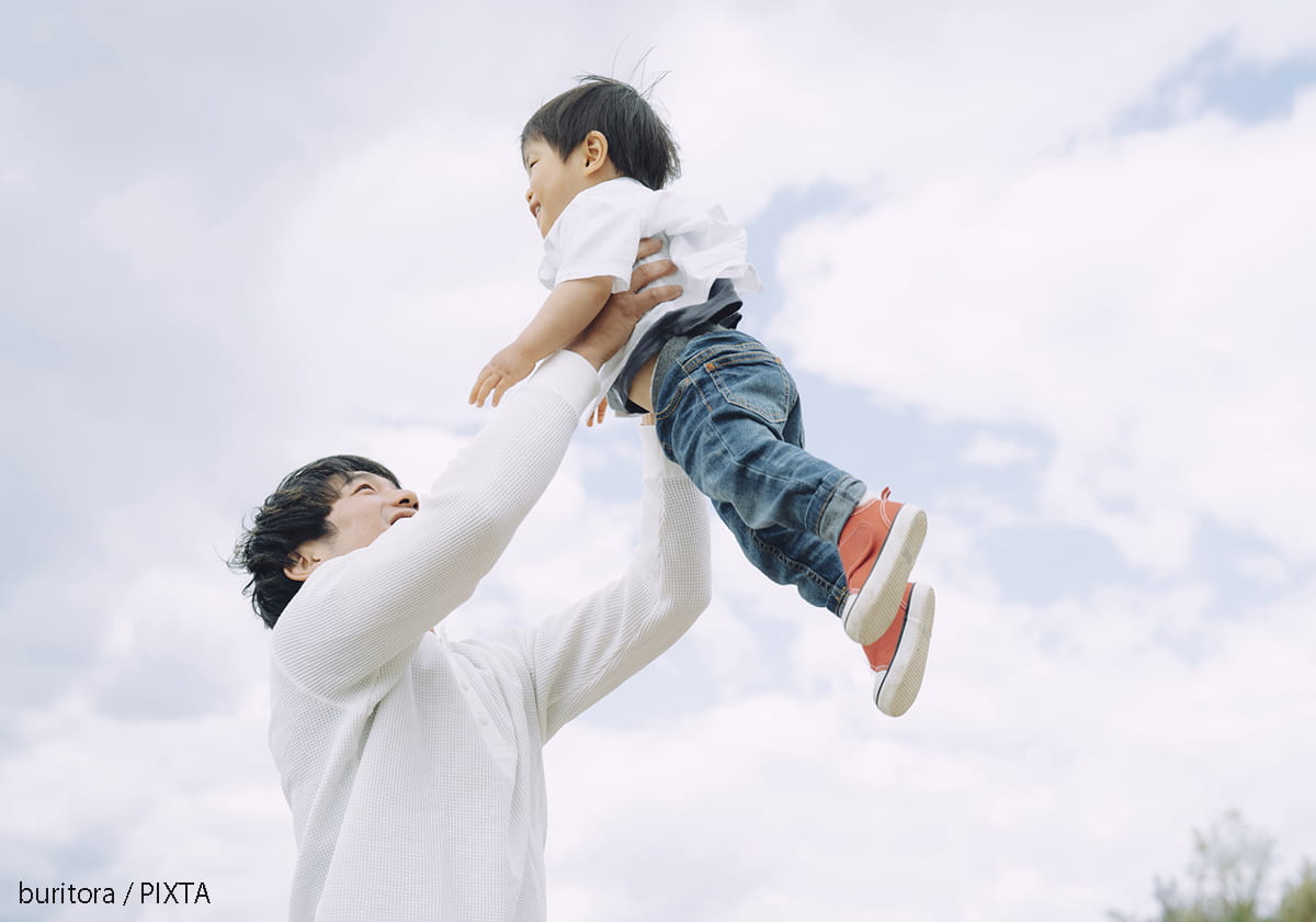 高い高いをする父と子
