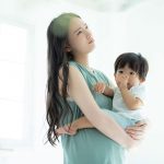 子どもを抱っこする母親
