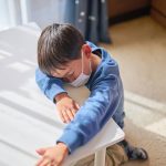 体調が悪く病気のような疲れている男の子