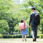 手をつなぐ親子　登校