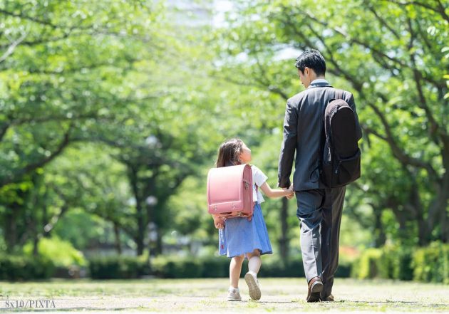 手をつなぐ親子