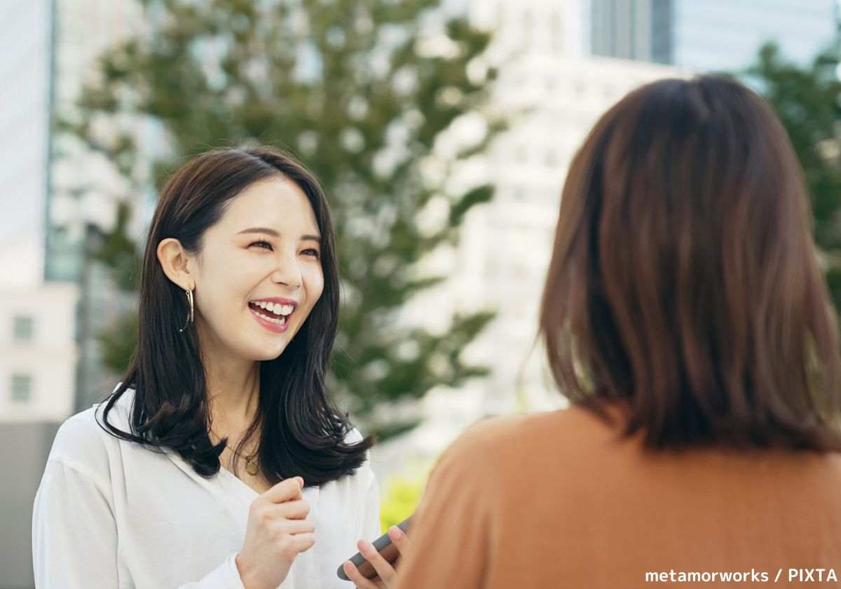 笑顔で話す女性