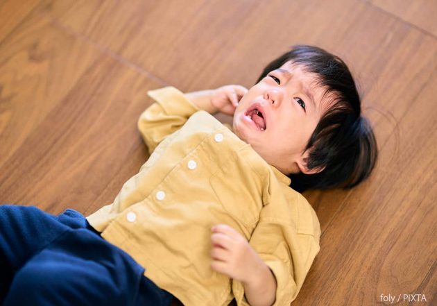 泣く子ども