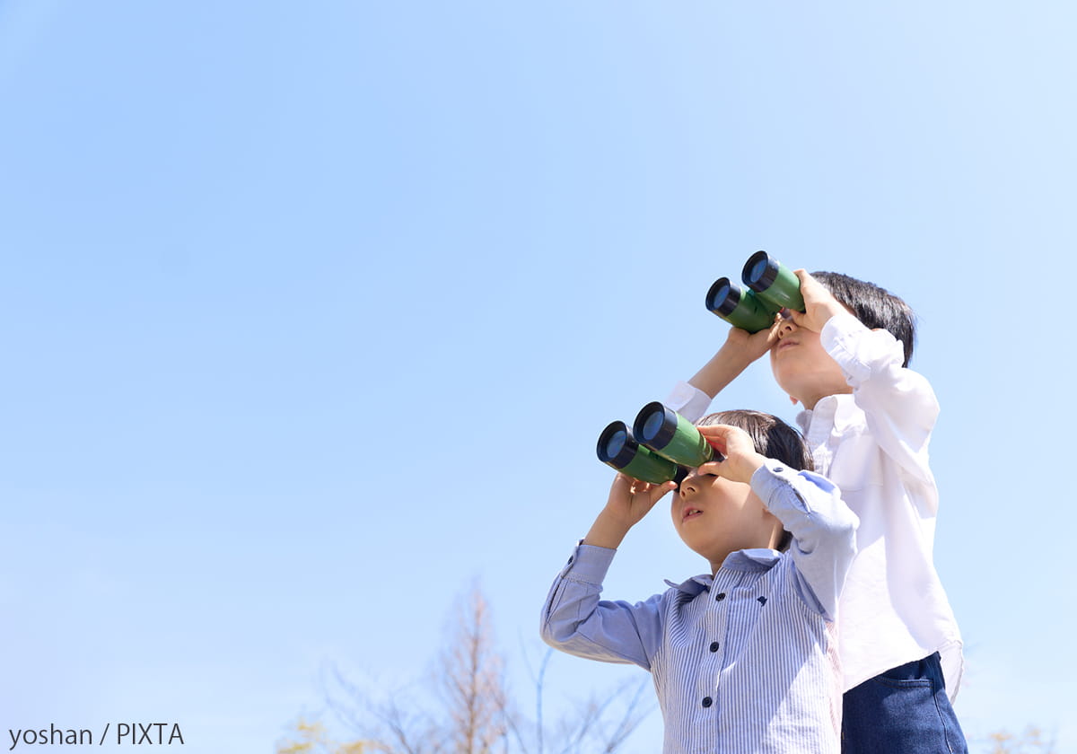 双眼鏡を使う子どもたち