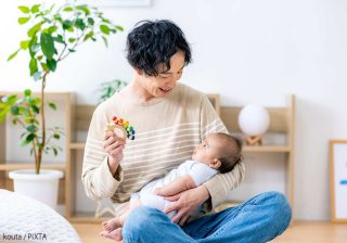 絵本の読み聞かせは生後何ヶ月からが正解？　赤ちゃんの発達に合わせた月齢別の遊び方