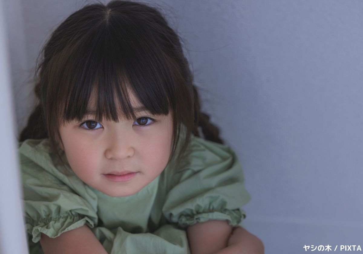 見上げる女の子