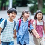 手をつなぐ小学生