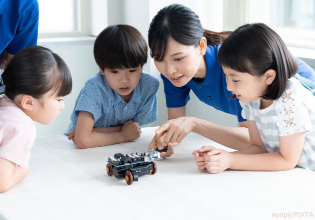 プログラミング学習をする小学生