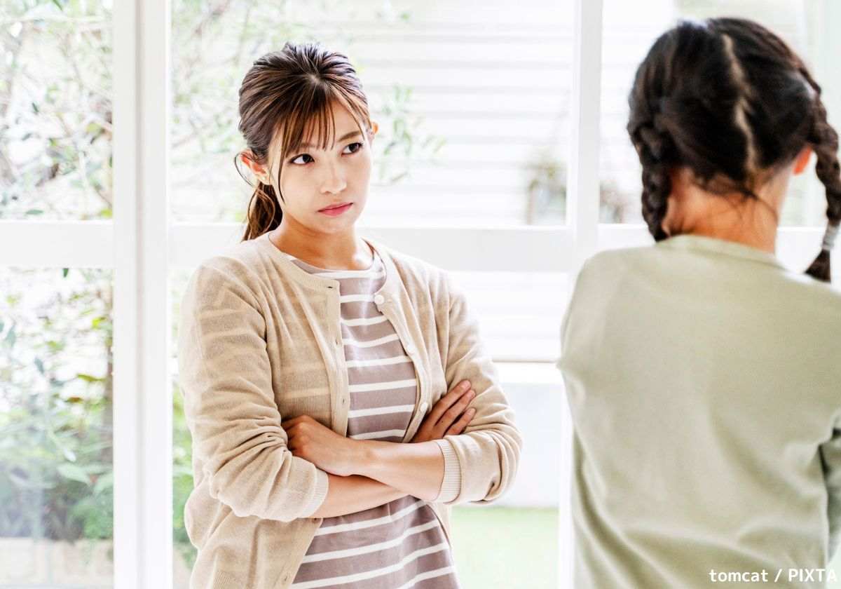 子どもを叱る母親