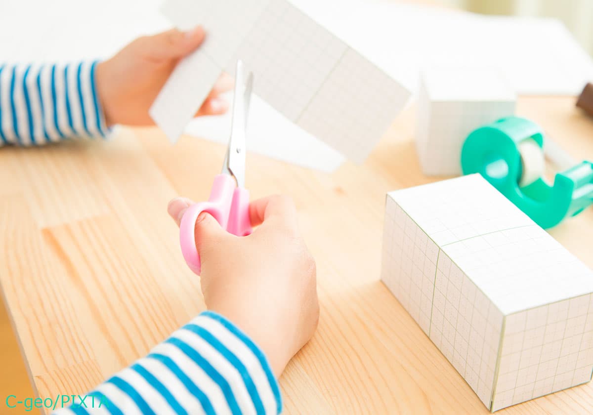 立体工作をする子