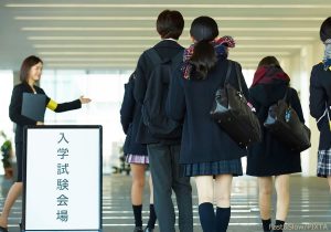 受験会場の入り口