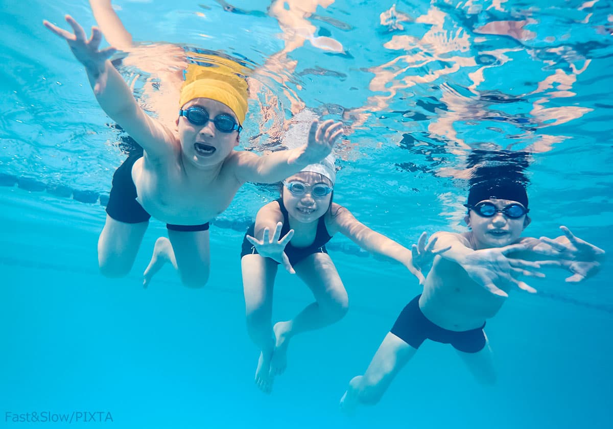 水泳をする子どもたち