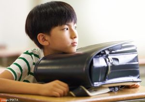 考える小学生