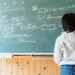 算数の問題を解く小学生