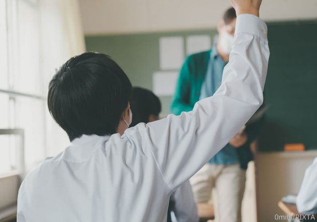 挙手をする中学生
