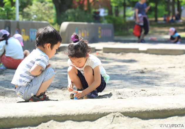砂場で遊ぶ子どもたち